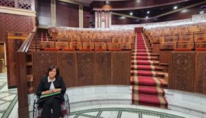 عدم تمكن النزهة أباكريم من الولوج إلى مجلس النواب يثير جدلا حول الولوجيات داخل قاعة الجلسات 8 نزهة