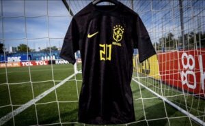 سر ارتداء المنتخب البرازيلي لزي أسود بالكامل لمواجهة غينيا على ملعب كورنيا-إل برات في برشلونة. 1 ارتداء المنتخب البرازيلي لزي أسود بالكامل