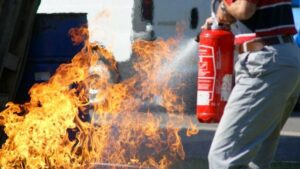 شخص يُضرم النار في جسده داخل محكمة إبن أحمد