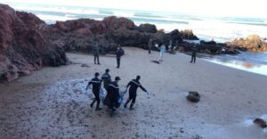 نجا شابان من موت محقق بينما توفي رفيقهما، وذلك بعد ضياعهم في عرض البحر لأزيد من 10 أيام.