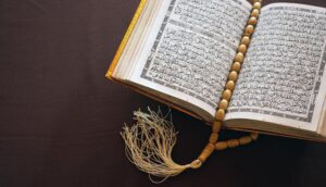 إدانة العمل الدنيء لتمزيق صفحات من المصحف ومسح الحذاء بها، ثم حرقه بعد وضع لحم الخنزير فيه.