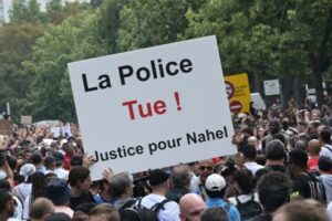فرنسا : هذا مصير الشرطي الذي أنهى حياة مراهق خلال تفتيش مروري. 2 فرنسا 30