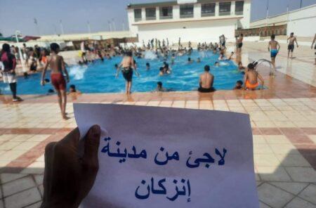 إنزكان أغنى جماعة بدون مسبح، ومواطن يحتج بطريقة غريبة