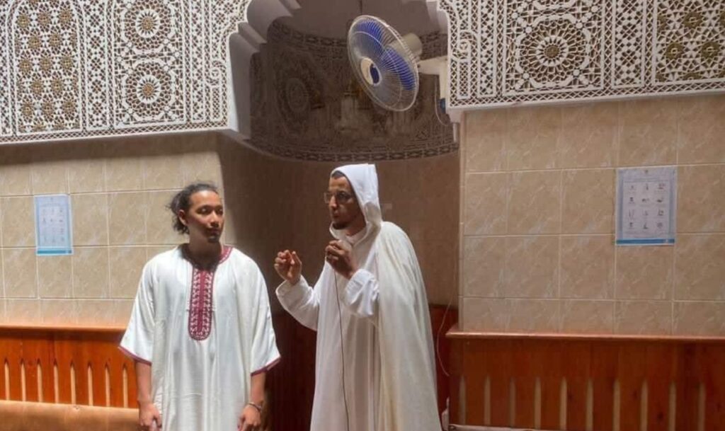 شاب كندي يعلن إسلامه بمسجد بمدينة أولاد تايمة