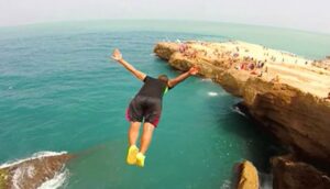 خبراء يحذرون من “القفزات القاتلة” بالشواطئ الصخرية