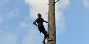 ذو سوابق يثير الرعب في نفوس المواطنين بعد تسلقه عمودا وتهديده بالانتحار