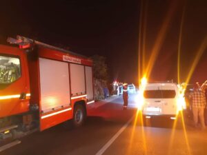 حادثة سير خطيرة تنهي حياة شخصين وترسل آخر إلى المستشفى.