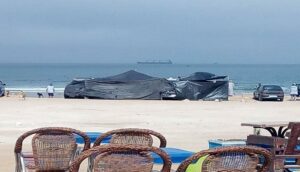 أكادير: تثبيت خيمتين من البلاستيك الأسود على الشاطئ يثير استنفار السلطات المحلية.