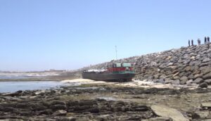 سرقة باخرة أجنبية جنحت إلى الشاطئ يقود إلى توقيف متورطين.