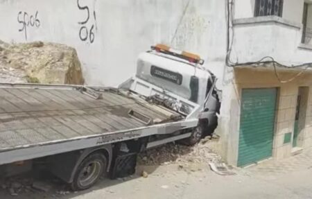 شاحنة تقتل مواطنا بعد اقتحامها جدار منزله شاحنة تقتل مواطنا بعد اقتحامها جدار منزله