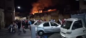 شهب نارية تتسبب في اندلاع حريق مهول وسط محل للنجارة، وتحقيق معمق يعقب الواقعة