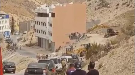 أكادير : شاهد كيف دكت جرافة بناية كبيرة مع الأرض