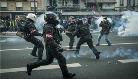 صحيفة "ذا غارديان" البريطانية .. قتــ,,ـــل فتى في ضواحي باريس يثير الجدل بشأن العنصرية والعدوانية والوحشية