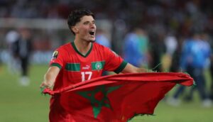 لاعب الوسط المغربي أسامة العزوزي
