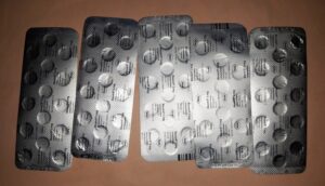 الإطاحة بأخطر المروجين بمحطة الأداء بالطريق السيار، و بحوزتهم 2185 قرصا مخدرا.