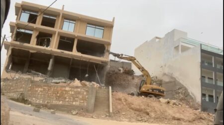 شاهد كيف دكت الجرافات بنايات هامة بأكادير