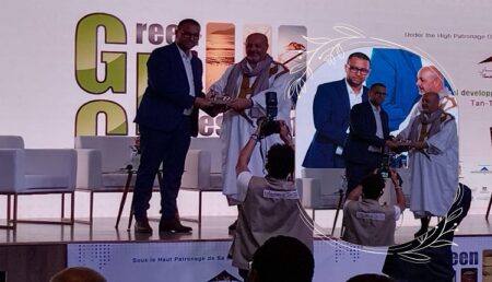 تكريم خاص ل:"وسام بوسري" المدير العام لشركة "صحراء موني تورينگ" على هامش فعاليات موسم طانطان.