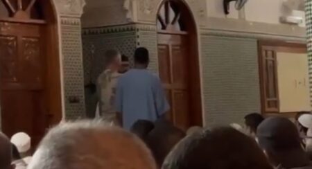 هولاندي يعلن إسلامه بأحد مساجد مدينة أولاد تايمة