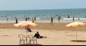 “أصحاب الباراسولات” يحتلون شاطئ أكادير وينغصون حياة المصطافين بمباركة السلطة