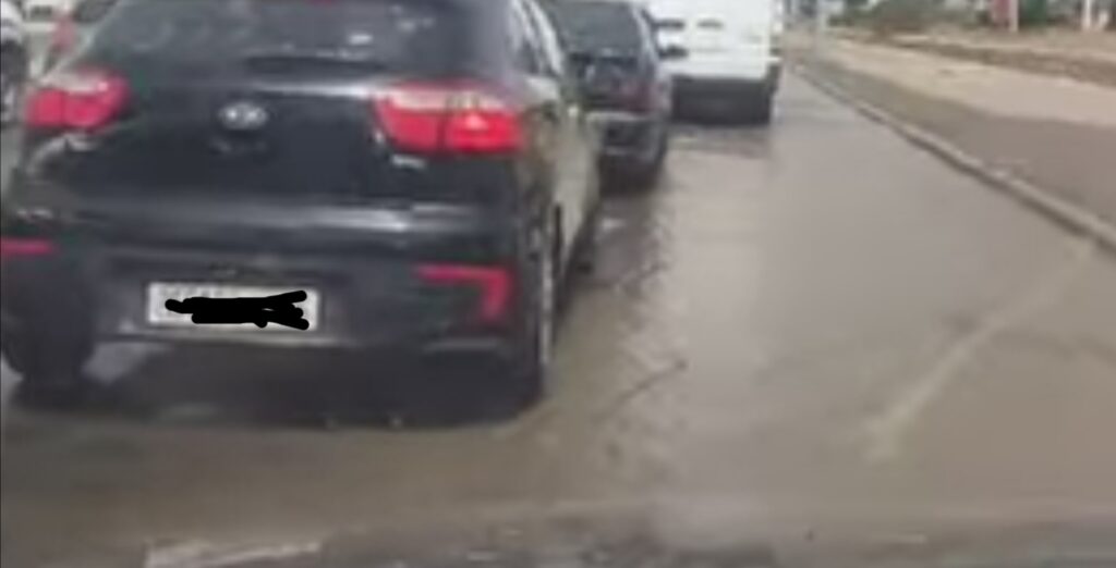 أكادير : إنفجار أنبوب للماء الصالح للشرب يحول شارعا إلى بركة عائمة