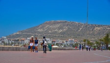 تدفق قوي للسياح على أكادير يرفع من عدد ليالي المبيت بمؤسسات الإيواء السياحي المصنفة بالمدينة.