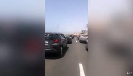 اختناق مروري يشل طريق انزا إلى إيموران