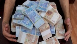 ضبط مبلغ مالي ضخم لدى سيدة يشتبه في ارتباطها بشبكة إجرامية تنشط في تنظيم الهجرة غير المشروعة والاتجار بالبشر.