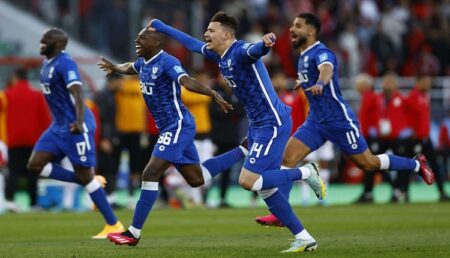 الهلال السعودي يفوز على الوداد الرياضي ويخرجه من دور المجموعات في كأس الملك سلمان لكرة القدم.