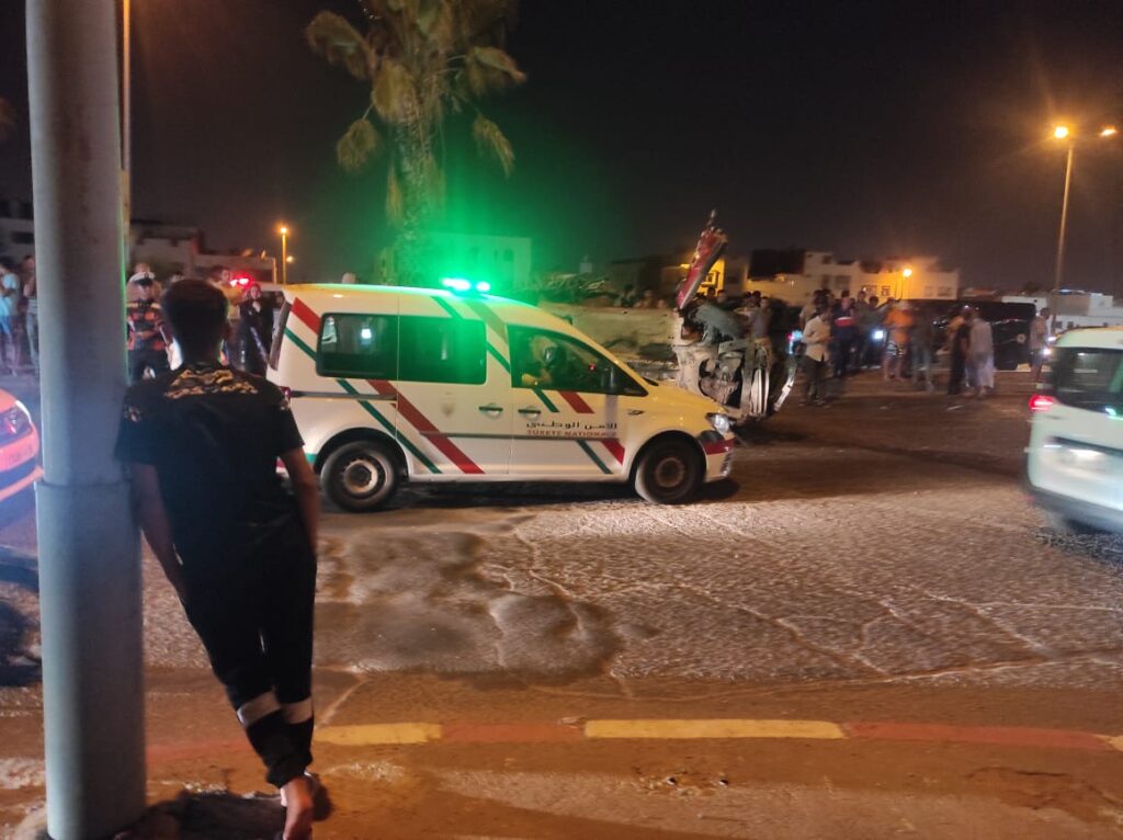 أكادير و بالصور : نقل مهاجر مغربي بين الحياة والموت إلى المستعجلات خلال حادث انقلاب غريب لسيارة مكتراة.