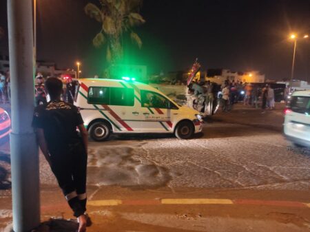 أكادير و بالصور : نقل مهاجر مغربي بين الحياة والموت إلى المستعجلات خلال حادث انقلاب غريب لسيارة مكتراة. أكادير و بالصور : نقل مهاجر مغربي بين الحياة والموت إلى المستعجلات خلال حادث انقلاب غريب لسيارة مكتراة.