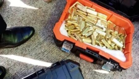 حجز طائرة قادمة من مصر على متنها ملايين الدولارت و كميات كبيرة من الذهب، و أسلحة.