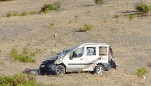 انقلاب سيارة ينهي حياة سيدة ويرسل ابنتها للمستشفى