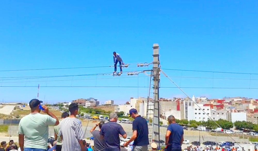 شخص يعطل عمـل القطار 1