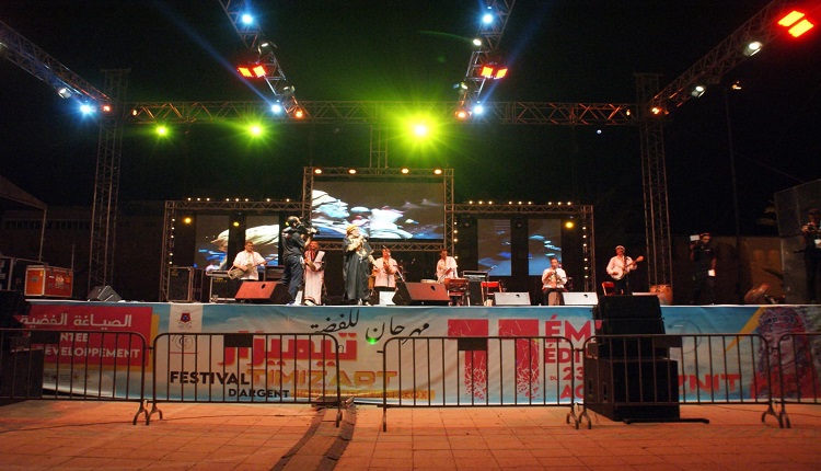 توقيت برمجة الفنانين الأمازيغيين في مهرجان تيميزار: هل يقف وراءه اعتبارات فنية أم تنظيمية؟