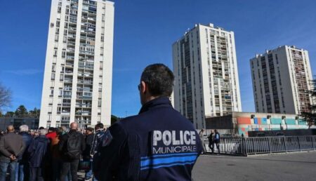 طفل يبلغ من العمر 10 سنوات يلقى حتفه في حادث إطلاق نار في نيم، جنوب فرنسا