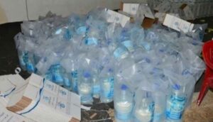مداهمة مستودع سري تسفر عن حجز 6000 قنينة من مياه زمزم المغشوشة