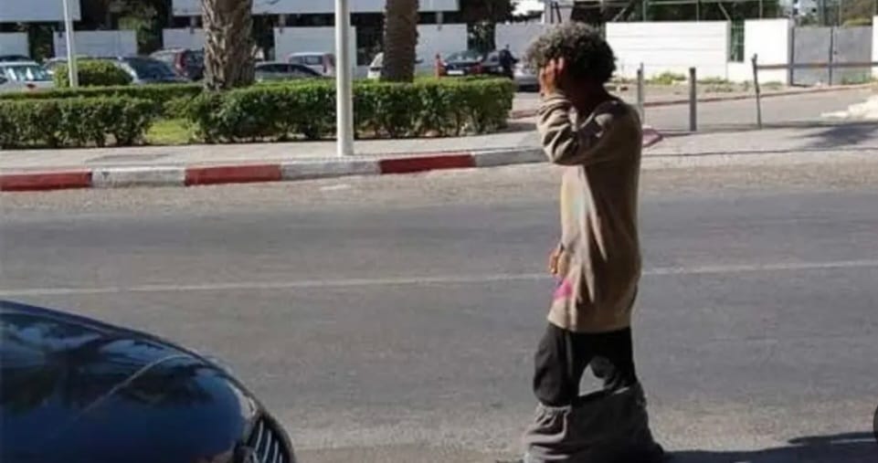 مجانين بشوارع مدينة إنزكان، و المسؤولون في مكاتبهم المكيفة..