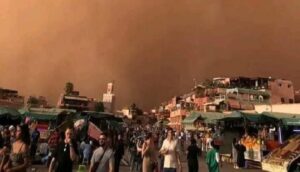 عاصفة شديدة تنهي حياة شخص وترسل آخر إلى المستشفى