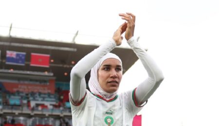 "فيفا" يحتفي بأول لاعبة ترتدي الحجاب في كأس العالم للسيدات والمغربية نهيلة بنزينة تثير الفخر والإلهام