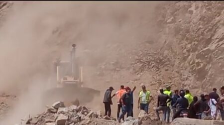 سائق جرافة ينجو من الموت بأعجوبة خلال عملية فك العزلة عن المناطق المتضررة من الزلزال