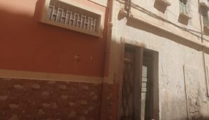 +صور..دق ناقوس الخطر المهدد للمواطنين بسبب منزل آيل للسقوط بإنزكان.