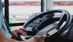 وزير النقل واللوجيستيك في المغرب يتعهد بمواكبة مطالب السائقين المهنيين وتعزيز التكوين