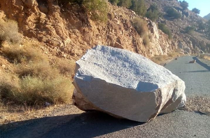 الزلزال : انهيار صخري يقطع الطريق الإقليمية 1737 بتارودانت