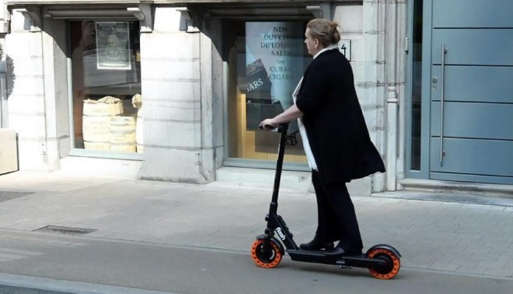 بلدية باريس تضع حدا لجدل استعمال الدراجات الكهربائية (التروتينات) وسط العاصمة.