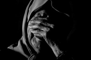 تعريض سيدة مسنة لاعتداء شنيع، و سرقة مجوهراتها بعد الحادث.