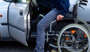 مواطن من ذوي الاحتياجات الخاصة يشكو عدم الحصول على وثيقة لإصلاح سيارته إثر تعرضه لحادث سير بأكادير