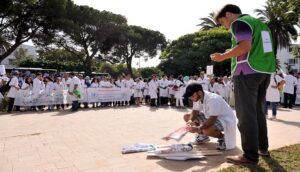 طلبة كليات الطب والصيدلة يقررون التصعيد و الدخول في إضراب شامل ومفتوح، مع مقاطعة جميع الامتحانات. 7 طلبة كليات الطب والصيدلة