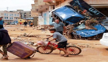 كشف فضيحة جديدة للنظام الجزائري بليبيا، بعد اكتشاف عملية سرقة الذهب من محلات غمرتها الفيضانات. كشف فضيحة جديدة للنظام الجزائري بليبيا، بعد اكتشاف عملية سرقة الذهب من محلات غمرتها الفيضانات.
