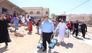 الوزير وهبي يقود وفدا من مناضلي حزبه خلال عملية توزيع المساعدات على منكوبي الزلزال بجبال تارودانت