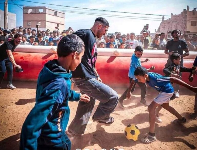 تارودانت : أشرف حكيمي يزرع البسمة في نفوس الأطفال المتضررين من “زلزال تارودانت”